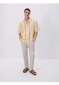 Reserved - Spodnie regular fit z lnem - beżowy. Kolor: beżowy. Materiał: len