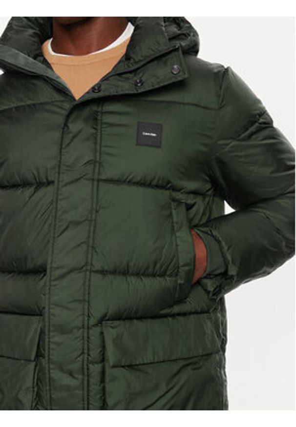 Calvin Klein Płaszcz zimowy K10K113465 Zielony Regular Fit. Kolor: zielony. Materiał: syntetyk. Sezon: zima