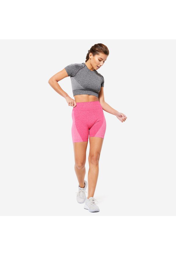 DOMYOS - Spodenki fitness damskie Domyos krótkie. Stan: podwyższony. Kolor: różowy. Materiał: skóra, materiał. Długość: krótkie. Sport: fitness