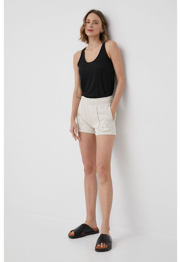 Calvin Klein Jeans szorty bawełniane damskie kolor beżowy gładkie high waist. Okazja: na co dzień. Stan: podwyższony. Kolor: beżowy. Materiał: bawełna. Wzór: gładki. Styl: casual