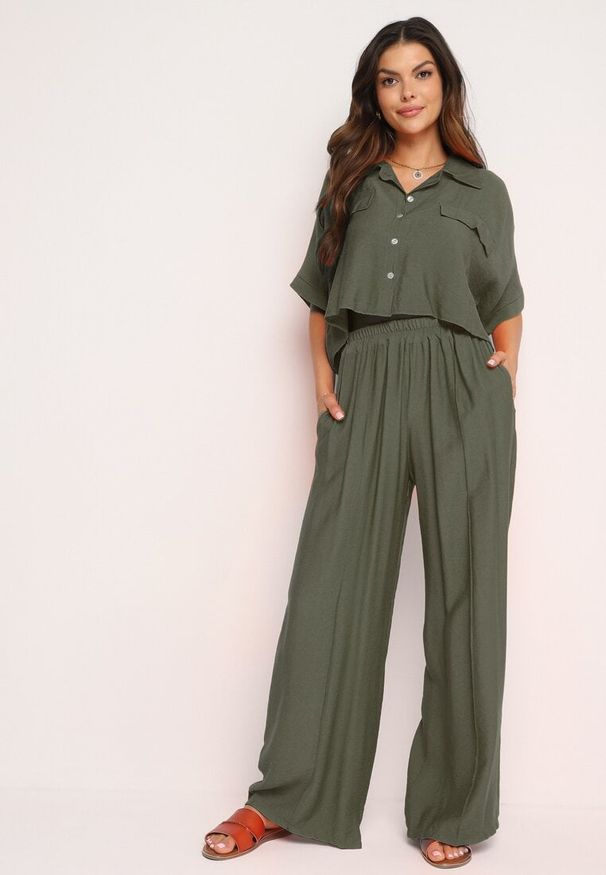 Born2be - Ciemnozielony Wiskozowy Komplet 2-Częściowy Luźna Koszula Spodnie z Szerokimi Nogawkami Ulvitela. Kolor: zielony. Materiał: wiskoza