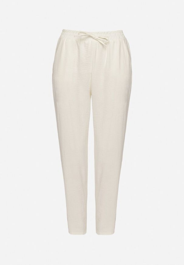 Born2be - Białe Spodnie Wiązane Troczkiem w Pasie ze Zwężającymi się Nogawkami Starila. Okazja: na co dzień. Kolor: biały. Materiał: len. Styl: elegancki, casual, wakacyjny