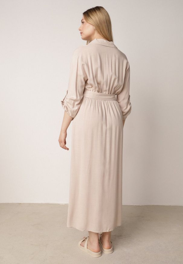 Born2be - Beżowa Bawełniana Sukienka Koszulowa z Paskiem i Regulowanymi Rękawami Sadevia. Okazja: do pracy, na co dzień, na spotkanie biznesowe, na spacer. Kolor: beżowy. Materiał: bawełna. Typ sukienki: koszulowe. Styl: elegancki, biznesowy, klasyczny, casual. Długość: midi