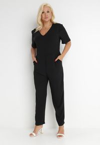 Born2be - Czarny Kombinezon Panomeda. Kolekcja: plus size. Kolor: czarny. Materiał: tkanina. Długość rękawa: krótki rękaw. Długość: krótkie. Wzór: gładki, jednolity, kolorowy. Styl: klasyczny