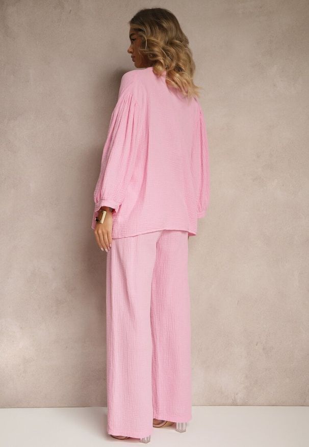 Renee - Różowy Bawełniany Komplet Muślinowy Oversize z Koszulą i Szerokimi Spodniami Ziorina. Kolor: różowy. Materiał: bawełna. Wzór: aplikacja