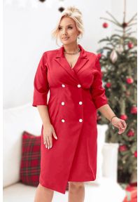 Moda Size Plus Iwanek - Elegancka żakietowa sukienka Chloe w czerwonym kolorze PLUS SIZE XXL JESIEŃ. Okazja: na randkę, na komunię, na spotkanie biznesowe, na wesele, na ślub cywilny, do pracy. Typ kołnierza: dekolt kopertowy. Kolekcja: plus size. Kolor: czerwony. Materiał: poliester, materiał, elastan, tkanina. Sezon: jesień. Typ sukienki: dla puszystych. Styl: elegancki #1