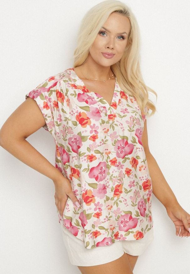 Born2be - Różowa Bluzka w Kwiaty z Dekoltem V z Wiskozą Odalisa. Okazja: na co dzień. Kolekcja: plus size. Kolor: różowy. Materiał: wiskoza. Wzór: kwiaty. Sezon: lato, wiosna. Styl: elegancki, casual