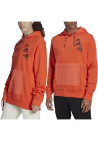 Adidas - Bluza adidas Essentials BrandLove Fleece Hoodie HL9385 - pomarańczowa. Typ kołnierza: kaptur. Kolor: pomarańczowy. Materiał: bawełna, poliester, materiał. Wzór: aplikacja. Styl: klasyczny