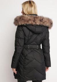 Born2be - Czarna Pikowana Kurtka Płaszcz z Troczkiem w Talii o Wydłużonym Fasonie z Kapturem i Futerkiem Lieissas. Typ kołnierza: kaptur. Kolor: czarny. Materiał: futro #2