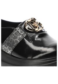 Półbuty damskie Lamanti, lakierowana cholewka o gładkim wykończeniu dekoracyjny pasek z metalową ozdobą, czarne, 902. Okazja: na co dzień, do pracy, na spotkanie biznesowe. Zapięcie: bez zapięcia, pasek. Kolor: czarny. Materiał: skóra, lakier. Szerokość cholewki: normalna. Wzór: nadruk, gładki, aplikacja, motyw zwierzęcy. Obcas: na platformie. Styl: casual, biznesowy, elegancki #2