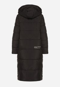 Born2be - Czarna Długa Kurtka Pikowana z Kapturem i Bocznymi Suwakami Aruvitta. Okazja: na co dzień. Typ kołnierza: kaptur. Kolor: czarny. Materiał: zamsz, jeans, dresówka, poliester. Długość: długie. Wzór: ze splotem. Styl: sportowy, casual, elegancki #3