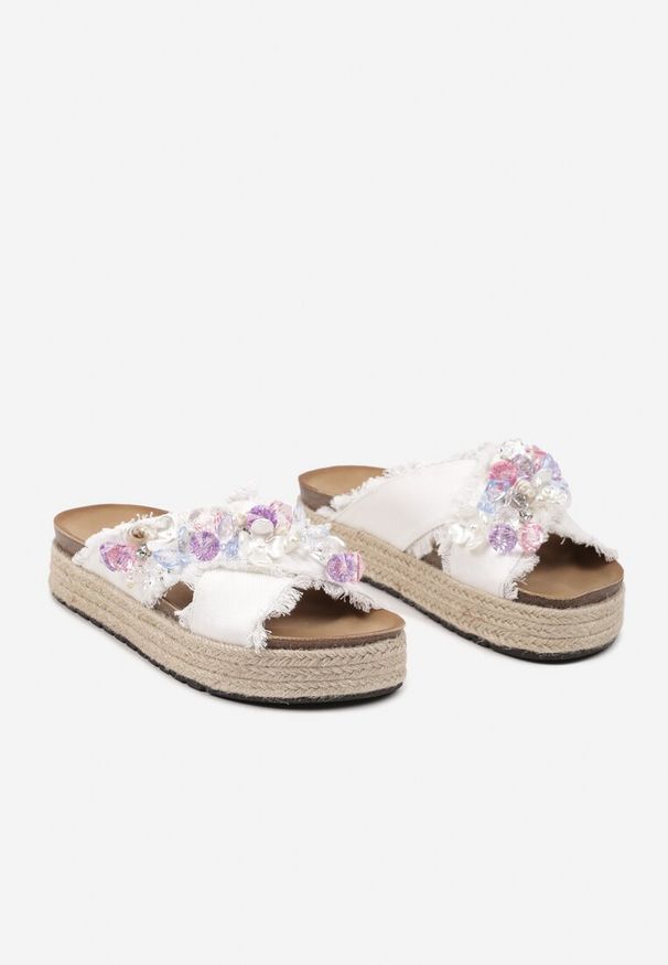 Renee - Białe Klapki na Platformie w Stylu Boho z Aplikacjami i Plecionką Rissona. Okazja: na co dzień. Nosek buta: otwarty. Kolor: biały. Materiał: jeans. Wzór: aplikacja. Sezon: lato. Obcas: na platformie. Styl: boho