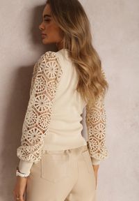 Renee - Jasnobeżowy Sweter Philea. Kolor: beżowy. Materiał: satyna, jeans, lakier. Wzór: ażurowy, kwiaty. Styl: elegancki