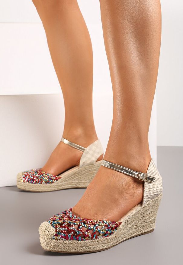 Renee - Beżowo-Różowe Ażurowe Sandały na Koturnie z Jutowej Plecionki z Paskiem i Klamrą Osivelia. Zapięcie: klamry. Kolor: beżowy. Wzór: ażurowy. Sezon: wiosna, lato. Obcas: na koturnie