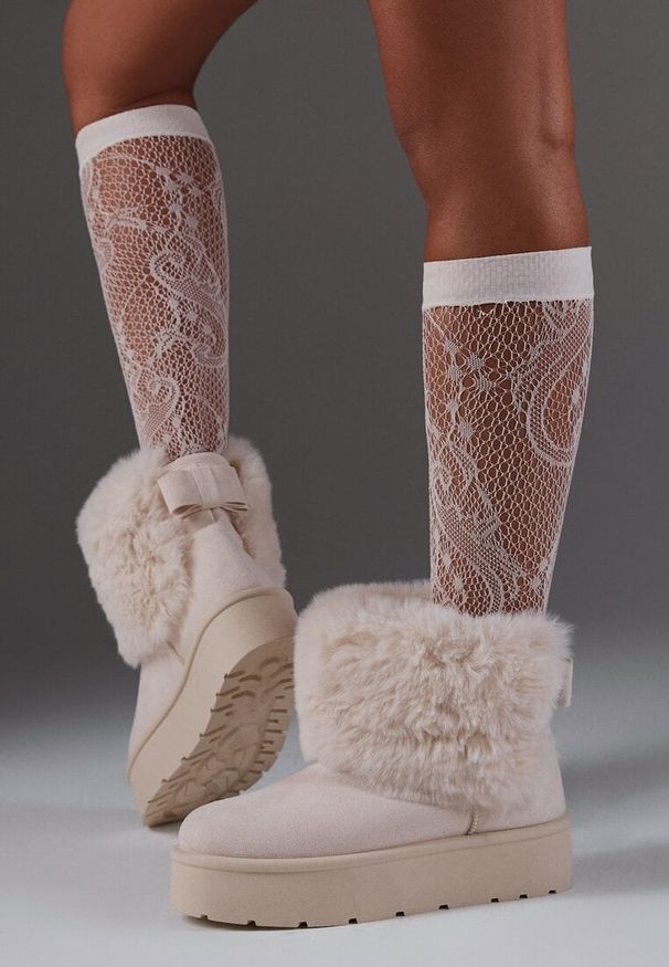 Renee - Beżowe Śniegowce z Cholewką za Kostkę Ocieplane z Futerkiem i Małą Kokardą Reinedia. Okazja: na spacer, na co dzień. Wysokość cholewki: za kostkę. Kolor: beżowy. Materiał: futro. Szerokość cholewki: normalna. Wzór: aplikacja. Sezon: jesień. Styl: casual