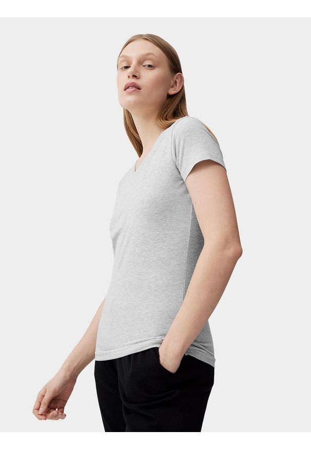 4f - T-shirt regular z nadrukiem damski. Kolor: szary. Materiał: bawełna, elastan. Wzór: nadruk