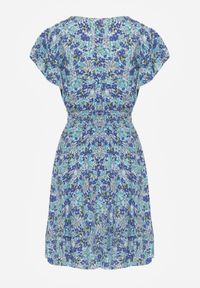 Renee - Niebieska Sukienka z Bawełny w Drobne Kwiaty z Kopertowym Dekoltem i Gumką w Talii Calnea. Okazja: na co dzień, na randkę, na spacer. Typ kołnierza: dekolt kopertowy. Kolor: niebieski. Materiał: bawełna. Długość rękawa: krótki rękaw. Wzór: kwiaty. Typ sukienki: kopertowe. Styl: sportowy, casual, elegancki #3