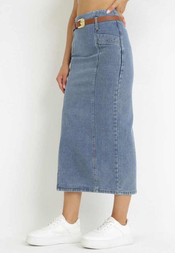 Born2be - Niebieska Ołówkowa Spódnica z Jeansu z Paskiem ze Sprzączką Fernilla. Stan: podwyższony. Kolor: niebieski. Materiał: jeans. Styl: klasyczny