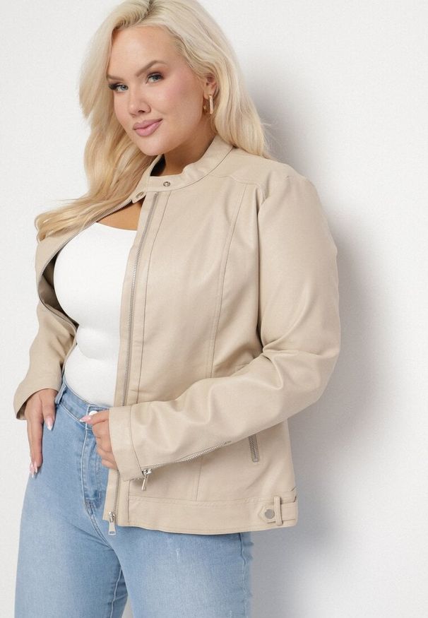 Born2be - Beżowa Kurtka Ramoneska Bez Kołnierzyka z Suwakami na Rękawach Rilinne. Okazja: na co dzień, na spacer. Typ kołnierza: bez kołnierzyka. Kolekcja: plus size. Kolor: beżowy. Sezon: wiosna. Styl: elegancki, casual