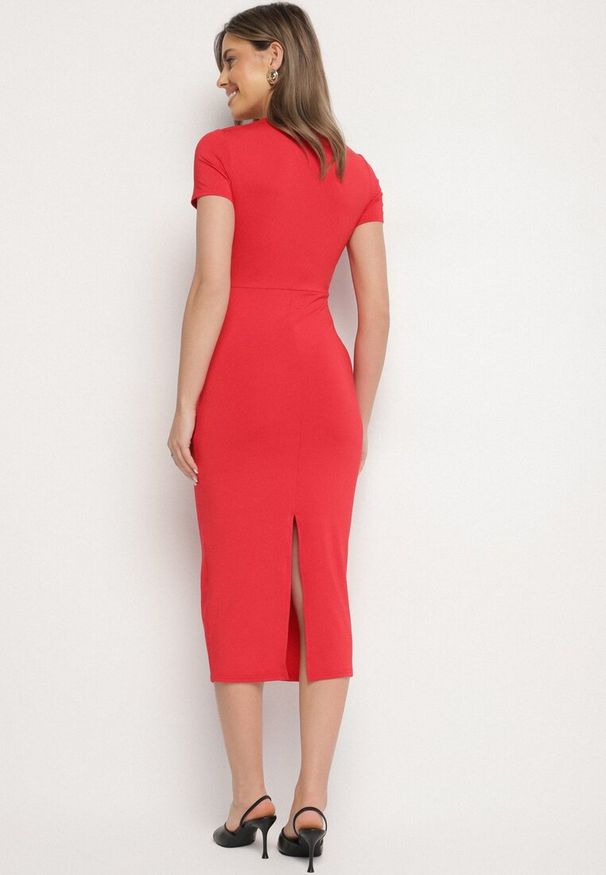 Born2be - Czerwona Sukienka Dopasowana Bodycon z Dekoltem w Serek Efricene. Okazja: na co dzień. Typ kołnierza: dekolt w serek. Kolor: czerwony. Materiał: jeans. Długość rękawa: krótki rękaw. Typ sukienki: bodycon. Styl: casual, klasyczny