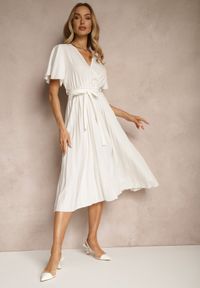 Renee - Biała Sukienka Wiązana w Talii z Plisowaniem na Dole Dorseki. Kolor: biały. Materiał: materiał, tkanina. Styl: elegancki