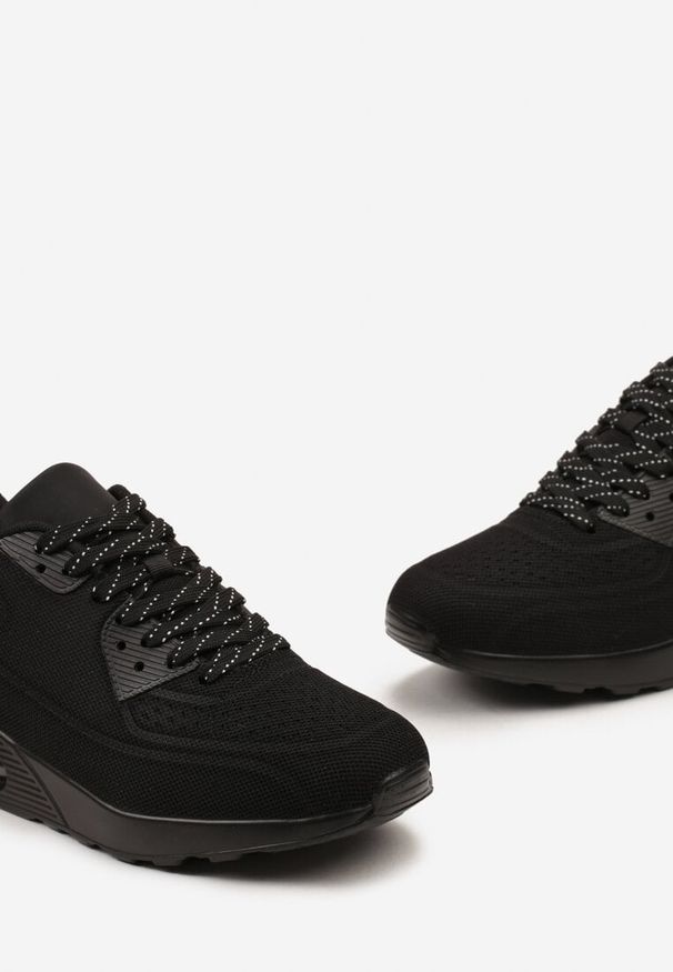 Born2be - Czarne Buty Sportowe przed Kostkę na Podeszwie Air Jennale. Okazja: na co dzień. Wysokość cholewki: przed kostkę. Kolor: czarny. Szerokość cholewki: normalna. Obcas: na płaskiej podeszwie. Sport: fitness