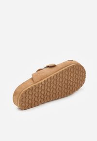 Born2be - Jasnobrązowe Klapki na Grubej Podeszwie z Frędzlami Klamrami i Koralikami Glysnell. Okazja: na co dzień, do pracy, na spacer. Kolor: brązowy. Materiał: jeans. Sezon: lato. Styl: casual, elegancki #3