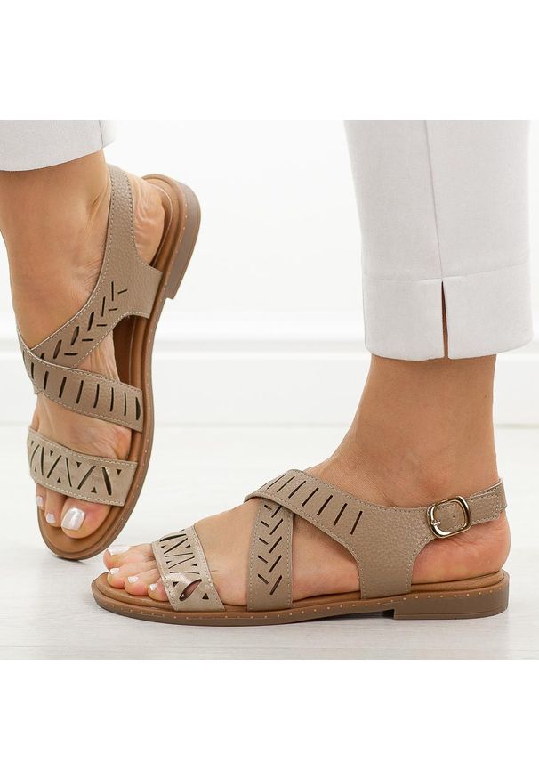 Beżowe płaskie sandały damskie M.Daszyński 2060-25. Okazja: na co dzień. Kolor: beżowy. Materiał: skóra. Sezon: wiosna, lato. Styl: casual, klasyczny
