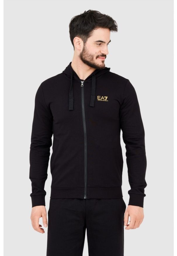 EA7 Emporio Armani - EA7 Męska czarna bluza z kapturem i złotym logo, Rozmiar M. Typ kołnierza: kaptur. Kolor: czarny
