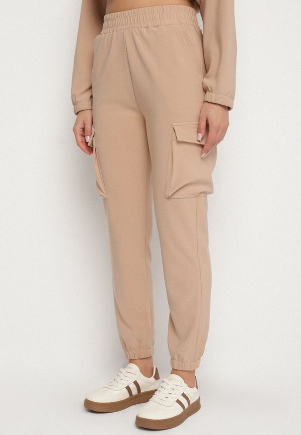 Born2be - Ciemnobeżowy Komplet Dresowy w Stylu Cargo Bluza na Suwak i Joggery Sitene. Kolor: beżowy. Materiał: dresówka. Sport: turystyka piesza