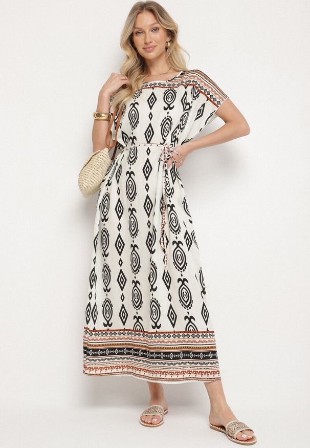 Born2be - Biała Pudełkowa Sukienka z Wiskozy w Etniczny Wzór Mirosela. Okazja: na co dzień. Kolor: biały. Materiał: wiskoza. Długość rękawa: krótki rękaw. Styl: casual, elegancki, klasyczny
