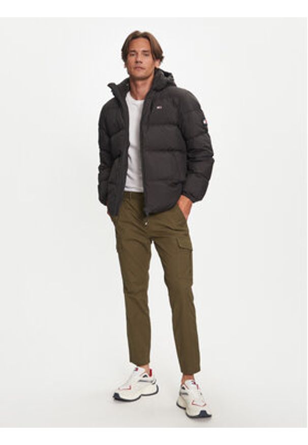 Tommy Jeans Kurtka puchowa Essential DM0DM19786 Czarny Regular Fit. Kolor: czarny. Materiał: syntetyk