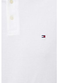 TOMMY HILFIGER - Tommy Hilfiger polo męski kolor biały wzorzysty. Okazja: na co dzień. Typ kołnierza: polo. Kolor: biały. Materiał: bawełna, dzianina. Długość: krótkie. Wzór: aplikacja. Styl: casual #5