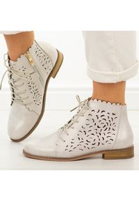 POTOCKI - Złote skórzane ażurowe botki damskie Potocki 19423. Okazja: na co dzień. Nosek buta: okrągły. Kolor: złoty. Szerokość cholewki: normalna. Wzór: ażurowy. Materiał: skóra. Sezon: wiosna, lato, jesień. Obcas: na obcasie. Styl: casual, klasyczny, elegancki. Wysokość obcasa: niski #1