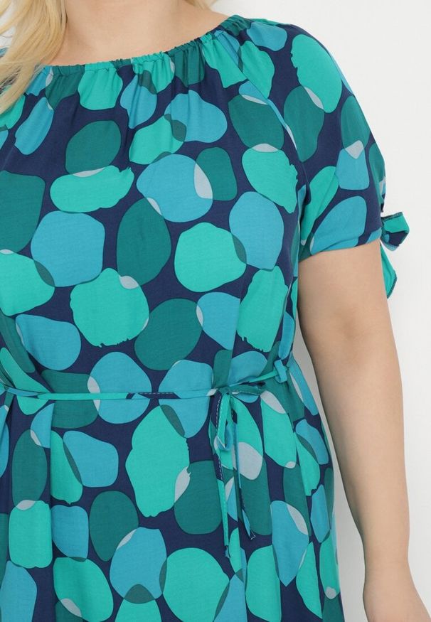 Born2be - Zielona Trapezowa Sukienka Bawełniana z Elastycznym Dekoltem i Sznurkiem w Talii Eeraphina. Kolor: zielony. Materiał: bawełna. Typ sukienki: trapezowe. Styl: elegancki, rockowy, wizytowy