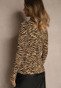 Renee - Brązowa Bluzka z Bawełny Typu Longsleeve z Golfem w Zebrę Cralissa. Okazja: na spotkanie biznesowe, do pracy. Typ kołnierza: golf. Kolor: brązowy. Materiał: bawełna. Długość rękawa: długi rękaw. Długość: długie. Wzór: motyw zwierzęcy. Styl: klasyczny, biznesowy #3