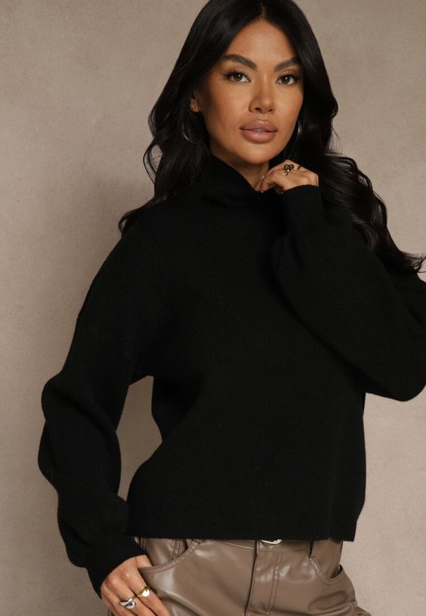 Renee - Czarny Golf Ozdobiony Ściągaczami Wedena. Okazja: na co dzień. Typ kołnierza: golf. Kolor: czarny. Materiał: jeans, skóra. Wzór: aplikacja. Styl: casual