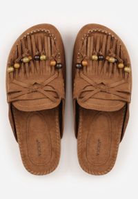 Born2be - Jasnobrązowe Klapki VICES Typu Mule z Koralikami Frędzlami i Kokardą Dioleora. Okazja: na co dzień. Kolor: brązowy. Wzór: aplikacja. Styl: casual, elegancki #5