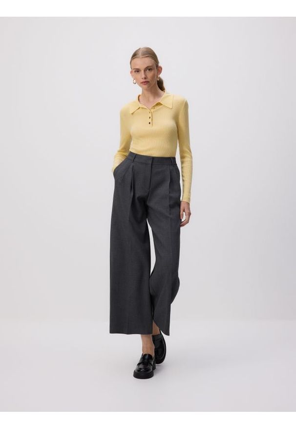 Reserved - Sweter polo z wełną - jasnożółty. Typ kołnierza: polo. Kolor: żółty. Materiał: wełna