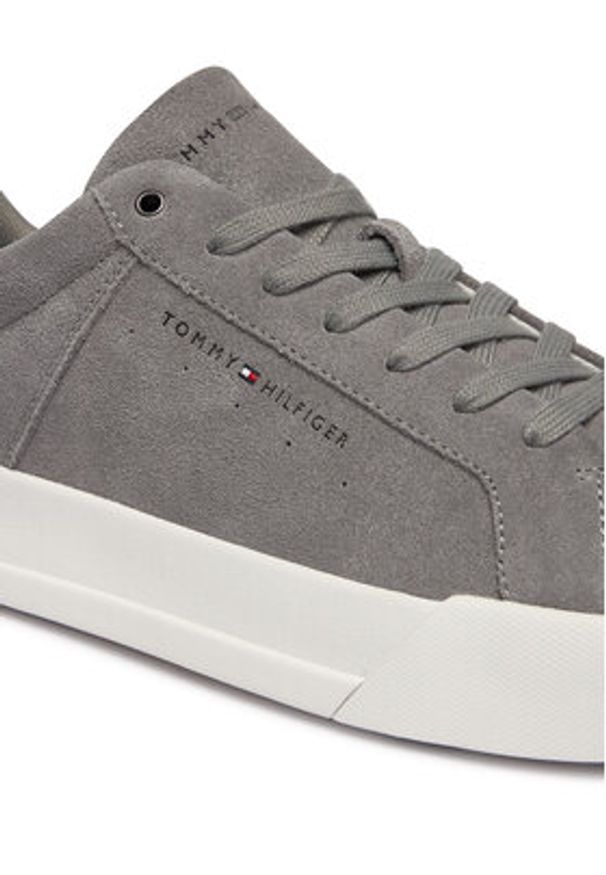 TOMMY HILFIGER - Tommy Hilfiger Sneakersy Th Court Suede FM0FM05824 Szary. Kolor: szary. Materiał: skóra, zamsz