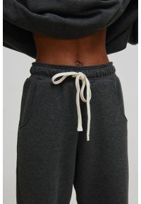 Marsala - Spodnie dresowe typu jogger w kolorze GRAPHITE - DRIPS-XS. Stan: podwyższony. Materiał: dresówka. Styl: elegancki