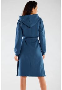 Infinite You - Bluzowa sukienka z kapturem bawełna premium niebieska. Okazja: do domu, na spacer, na co dzień. Typ kołnierza: kaptur. Kolor: niebieski. Typ sukienki: sportowe, oversize, proste. Materiał: bawełna. Długość rękawa: długi rękaw. Sezon: zima, jesień. Styl: casual, elegancki, sportowy. Długość: midi #2