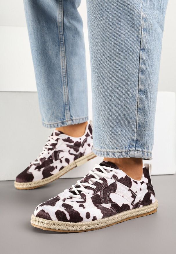 Renee - Brązowo-Białe Sneakersy Kultowe Tenisówki ze Wzorem w Łaty z Podeszwą Zdobioną Plecionką Zarorella. Okazja: na co dzień. Kolor: brązowy. Materiał: jeans. Wzór: aplikacja