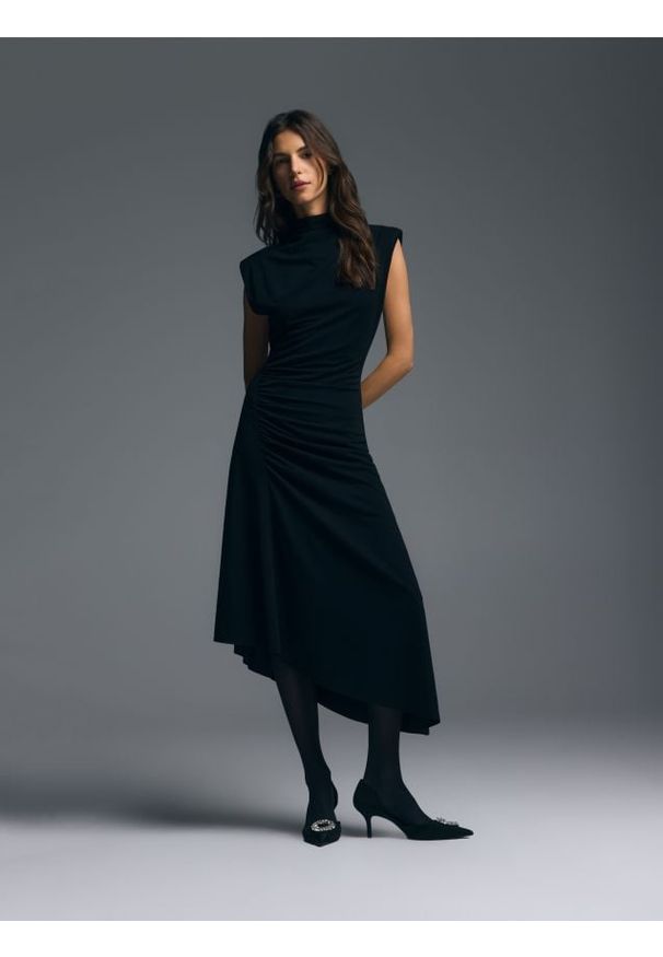 Reserved - Asymetryczna sukienka midi - czarny. Kolor: czarny. Materiał: dzianina. Typ sukienki: asymetryczne. Długość: midi