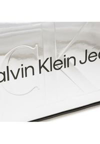 Calvin Klein Jeans Torebka Sculped Camera Bag K60K610396 Srebrny. Kolor: srebrny. Materiał: skórzane