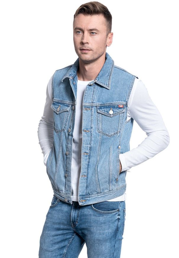 Mustang - MĘSKI BEZRĘKAWNIK JEANSOWY MUSTANG BIKER VEST 1009610 5000 210. Materiał: jeans. Długość rękawa: bez rękawów