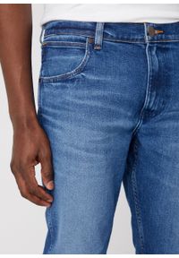 Wrangler - WRANGLER GREENSBORO MĘSKIE SPODNIE JEANSOWE NEPTUN W15QU8399 #6