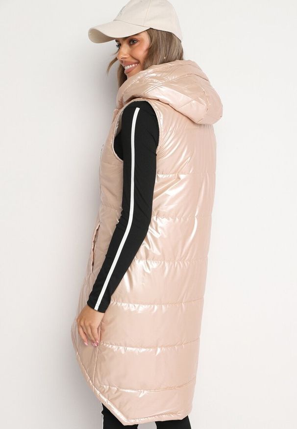 Born2be - Beżowa Długa Kamizelka z Kapturem Ozdobiona Imitacją Kieszeni Mavaria. Typ kołnierza: kaptur. Kolor: beżowy. Materiał: jeans. Długość: długie. Wzór: aplikacja. Sezon: wiosna, jesień. Styl: elegancki, sportowy, klasyczny