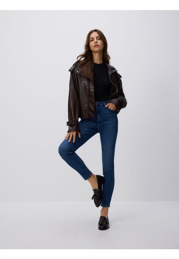 Reserved - Jeansy slim fit z przetarciami - granatowy. Kolor: niebieski