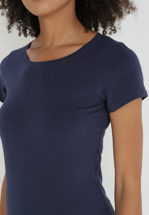 Born2be - Granatowy T-shirt Gathanthei. Okazja: na co dzień, do domu. Kolor: niebieski. Materiał: dresówka, bawełna, dzianina, jeans. Długość rękawa: krótki rękaw. Długość: krótkie. Wzór: gładki. Styl: sportowy, klasyczny, casual